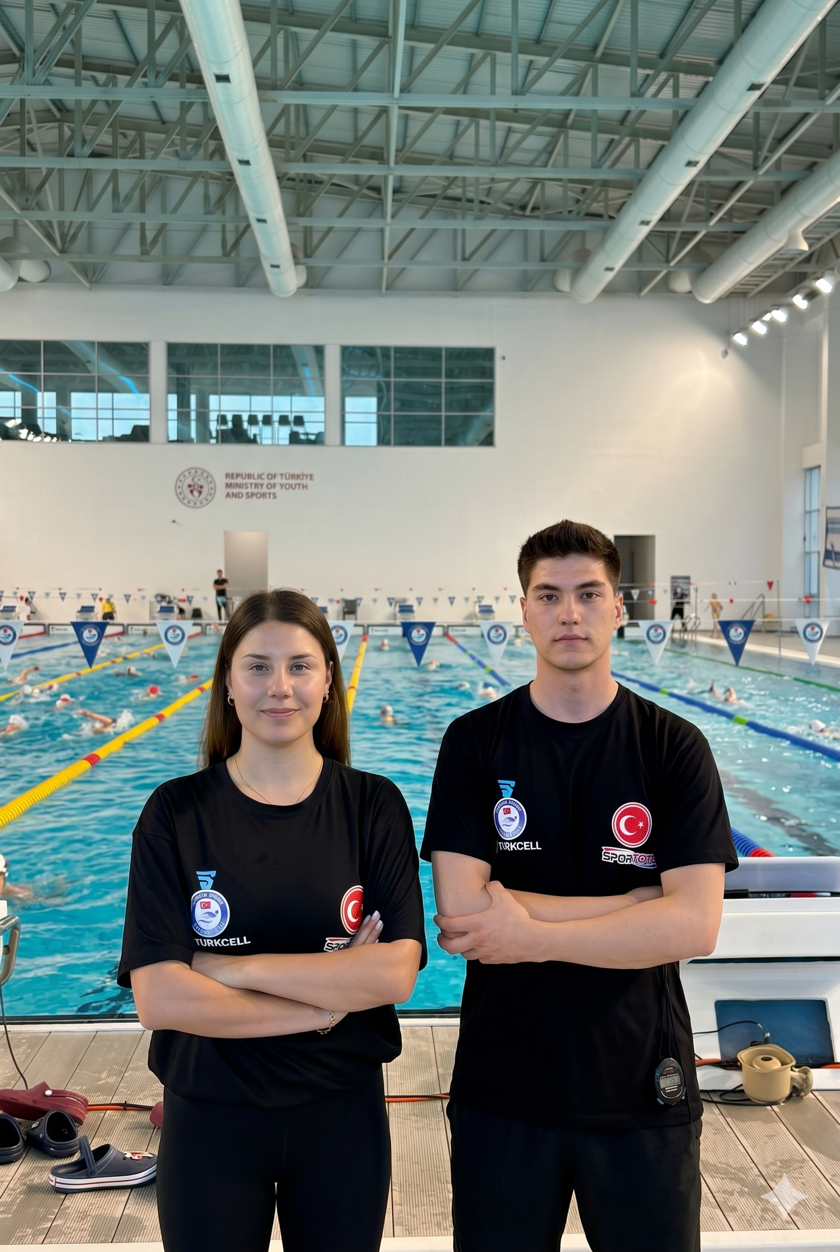 Balıkesir yüzme kursu — Elon Spor Kulübü uzman antrenörü havuz kenarında sporculara teknik anlatıyor